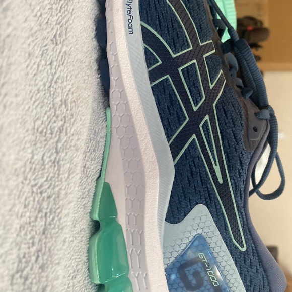 Blue Asics running shoes - Picture 2 of 5